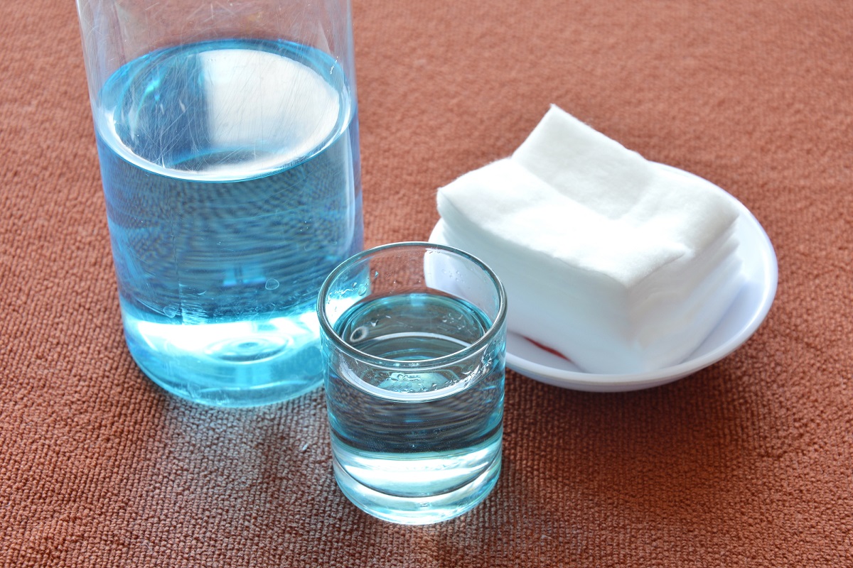 Трик за премахване на мазни петна от дрехите и кухнята с продукт за коса